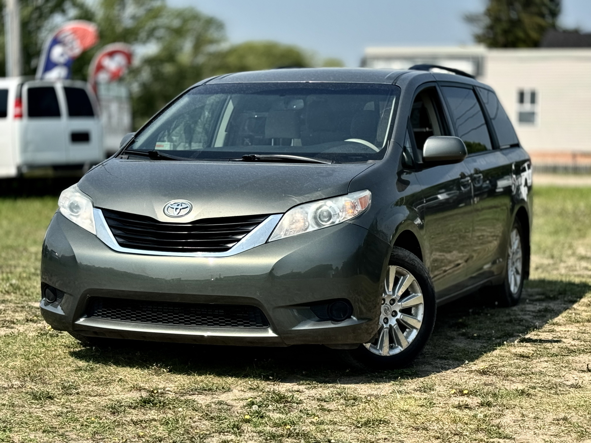 2011 fashion toyota sienna le for